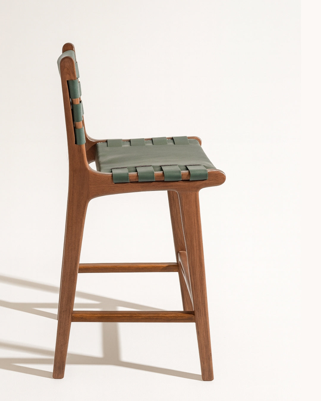 כסא בר דגם לנוקס בגוון אגוז עשיר