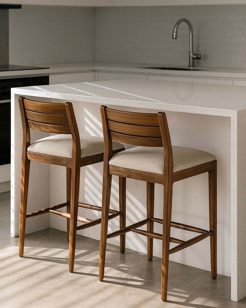 כסא בר דגם טהיטי בגוון אגוז עשיר