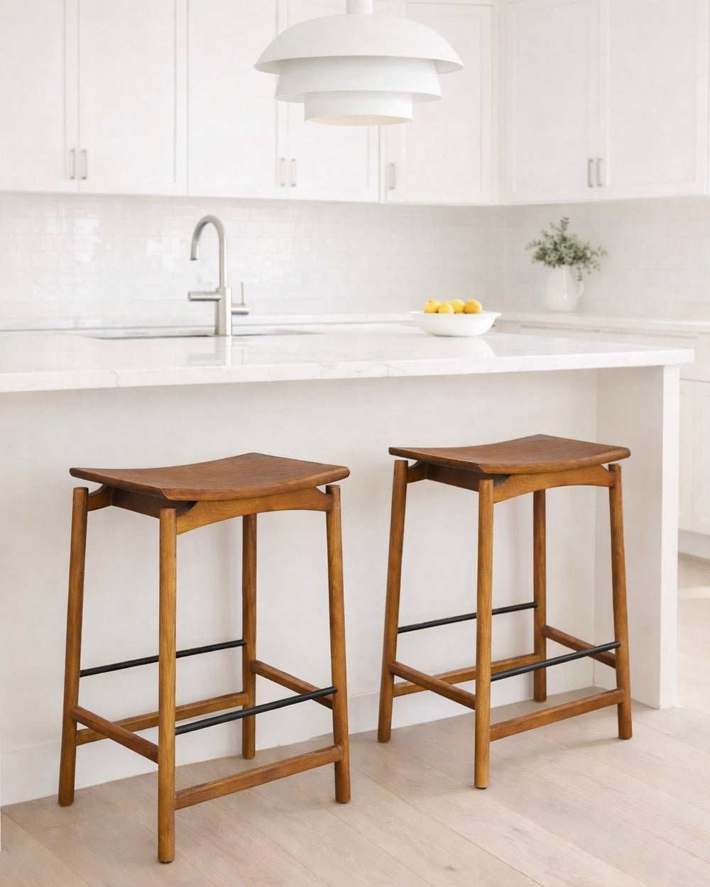 כסא בר דגם פלג צבע אגוז