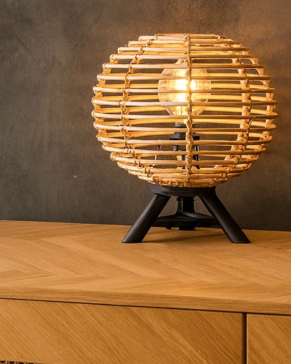 מנורת שולחן דגם בטי